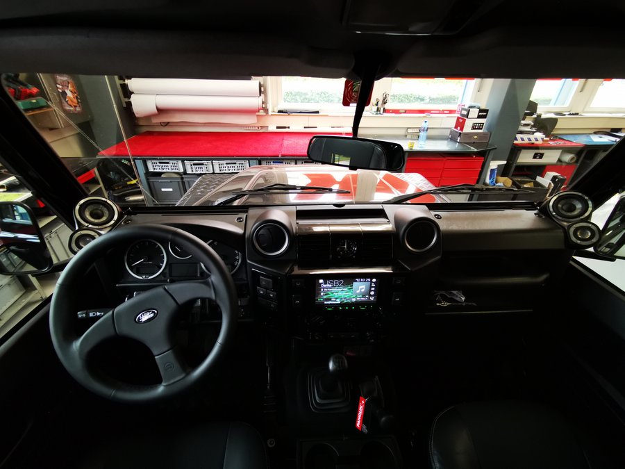 audio-landrover-defender-tw-mid-aufbau-3.jpg